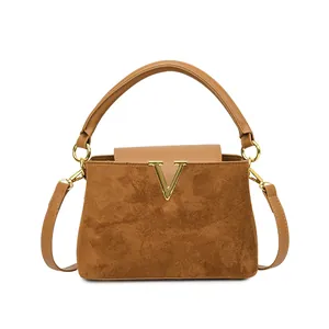 Bolso de ante marrón vintage con logotipo V dorado y correa de hombro desmontable en blanco