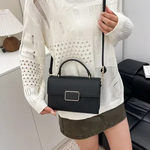 Sac à main classique en cuir litchi noir avec boucle dorée pour un style décontracté