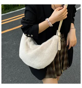 Détail du sac croissant en peluche blanc cassé avec bandoulière réglable en similicuir