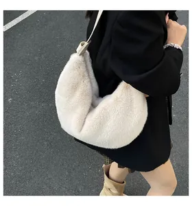 Photo de rue d'un sac à bandoulière en peluche crème avec une texture douce en fausse fourrure