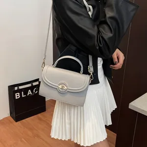 Sac à main gris clair motif litchi avec fermoir doré rotatif et bandoulière pour femme