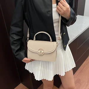 Sac à main beige en cuir grainé avec boucle rotative dorée pour la mode automne 2025