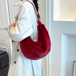 Sac croissant en fausse fourrure rouge avec texture pelucheuse et bandoulière cuir