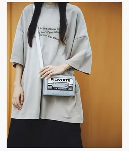 Detalle del bolso bandolera creativo estilo casete vintage con gráficos impresos cara A