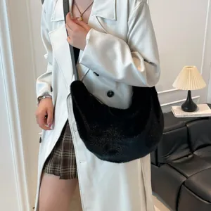 Sac lune chic en fausse fourrure noire avec fine bandoulière pour un style épuré