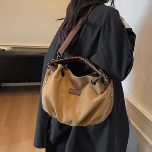 Bolso hobo retro de lona marrón con correa ajustable y detalles de remaches
