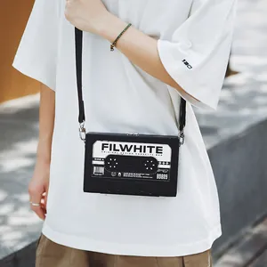 Bolso bandolera negro con forma de casete retro y carcasa rígida de estilo vintage