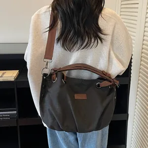 Bolso tote de lona retro con asas de cuero marrón y correa ajustable en negro