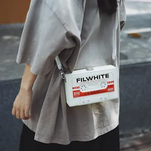 Bolso bandolera blanco chic con diseño de casete retro y correa ajustable cómoda