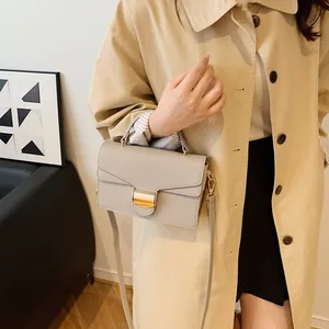 Sac à main en cuir à motif litchi avec boucle en métal et bandoulière gris clair