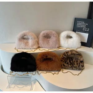 Collection de sacs à main en fausse fourrure léopard avec bandoulières dorées
