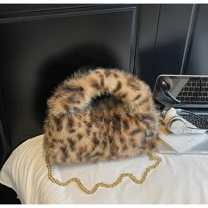 Détail du sac à main léopard en fausse fourrure avec une fine bandoulière en chaîne dorée