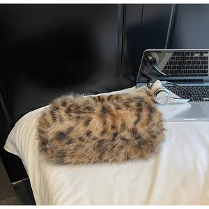 Détail d'un sac à main en fausse fourrure léopard avec texture douce sur décor de bureau