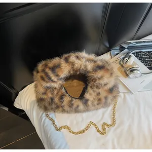 Détail du sac à main en peluche léopard avec chaîne dorée dans un décor de mode chic