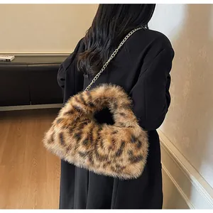Détail d'un sac à main en fausse fourrure léopard avec bandoulière chaîne dorée