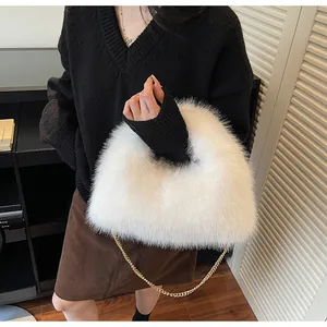Vue détaillée du sac à main en fausse fourrure blanche avec chaîne en métal doré