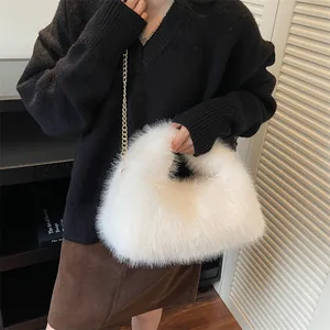 Sac à main en fausse fourrure blanche avec chaîne dorée, accessoire élégant pour femme