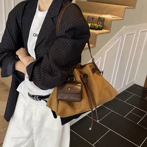 Borsa a secchiello in pelle scamosciata marrone con coulisse e mini pochette coordinata
