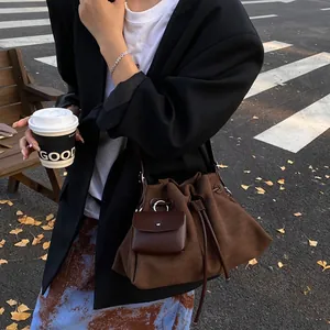Secchiello retrò marrone scuro opaco con mini pochette coordinata e tracolla