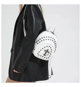 Mini sac à dos blanc style punk avec clous métalliques et détail de croix gothique