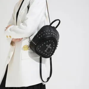 Mini sac à dos punk noir avec rivets métalliques et pendentif croix en cuir synthétique