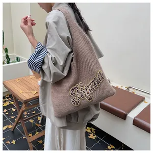 Detalle del bolso tote de punto con parche de letras Mama en leopardo y estilo otoñal
