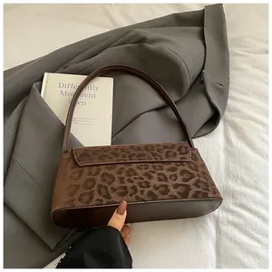 Nahaufnahme einer Vintage-Unterarmtasche mit Leopardenmuster und matter Textur