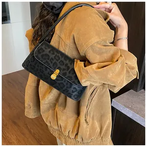 Detailansicht der Schultertasche mit Leopardenmuster und goldenem Entenschnabelverschluss
