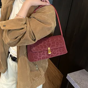 Schicke dunkelrote matte Schultertasche mit dezentem Leopardenmuster und Goldschnalle