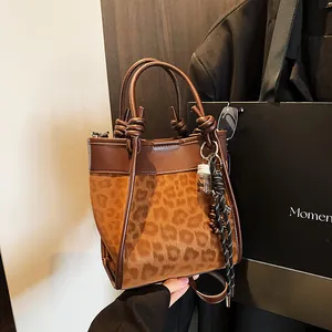 Sac Fourre-tout Femme Imprimé Léopard en Cuir PU Flocage Épissage Sac Seau Avec Poignée à Nœud Sac à Bandoulière Casual