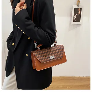 Vue détaillée du sac à main rétro à motif losanges avec boucle en strass et sangle