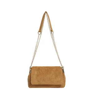 Braune Vintage-Umhängetasche aus mattem Wildleder mit goldener Kette auf weißem Grund