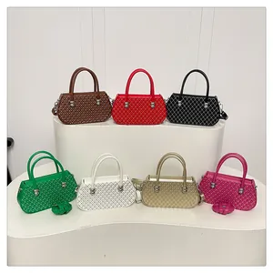 Detalle de bolsos bandolera multicolores con patrón acolchado y adornos de tachuelas