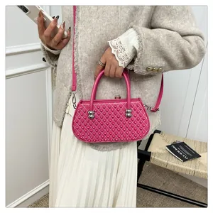 Detalle del acolchado con cuentas en el bolso fucsia con herrajes plateados elegantes