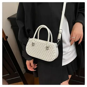 Detalle de cerca del bolso acolchado blanco con adornos de perlas y herrajes plateados