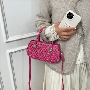 Mini bolso fucsia de hombro con perlas decorativas y bordado de rombos acolchado