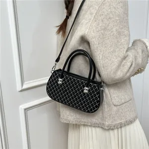 Bolso chic negro con costuras blancas acolchadas y detalles de bolas plateadas mujer