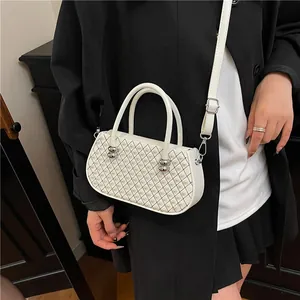 Bolso de mano blanco acolchado con perlas y herrajes plateados para mujer