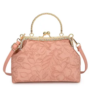 Roze retro schelptas met 3D-bloemenreliëf en met kristallen ingelegd gouden frame
