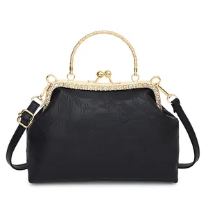 Elegante zwarte retro handtas met bloemenreliëf en fonkelende diamanten sluiting