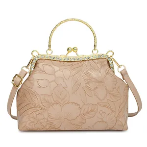 Retro schelptas in nude roze met bloemreliëf en met stras ingelegde metalen frame