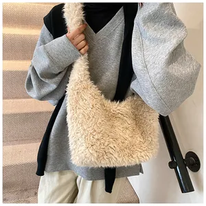 Dettaglio della borsa tote in peluche beige con morbida consistenza di finta pelliccia