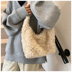 Dettaglio della borsa hobo in peluche crema con texture soffice indossata dalla modella