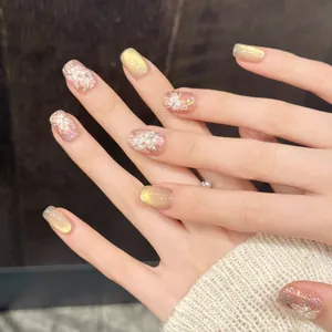 Handgefertigte Gold-Katzenaugen-Nägel mit weißen Blumen und bunten Pailletten