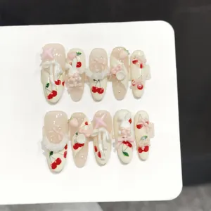 Faux ongles faits main motif lapin cerise avec nœuds 3D et perles sur forme amande longue