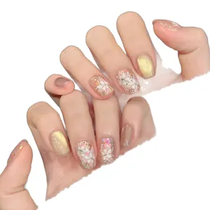 Elegante handbemalte florale Kunstnägel mit goldenem Schimmer und Glitzer-Finish