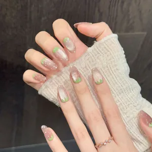 Faux ongles cat eye avec dégradé rose et motif fraise à pois verts élégants