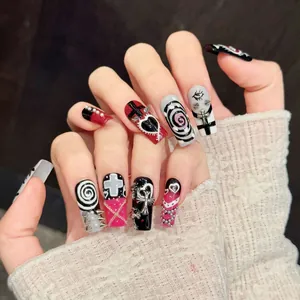 Unghie finte punk gothic con croci 3D, borchie e perle in stile Y2K per ragazze