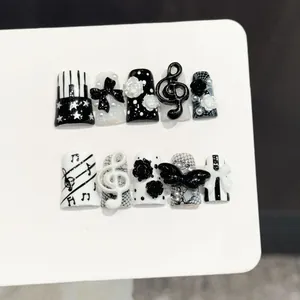 3D-Musik-Nägel zum Aufkleben mit schwarz-weißen Klaviertasten und Blumen-Anhängern