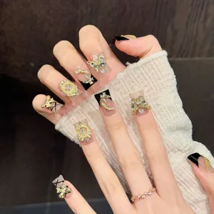 Luxuriöse schwarze French-Nägel mit 3D-Gold-Schmetterling und edlen Perlen-Akzenten